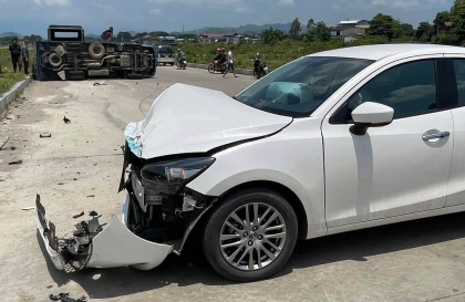 Ảnh TNGT: Mazda2 đâm lật nghiêng xe tải